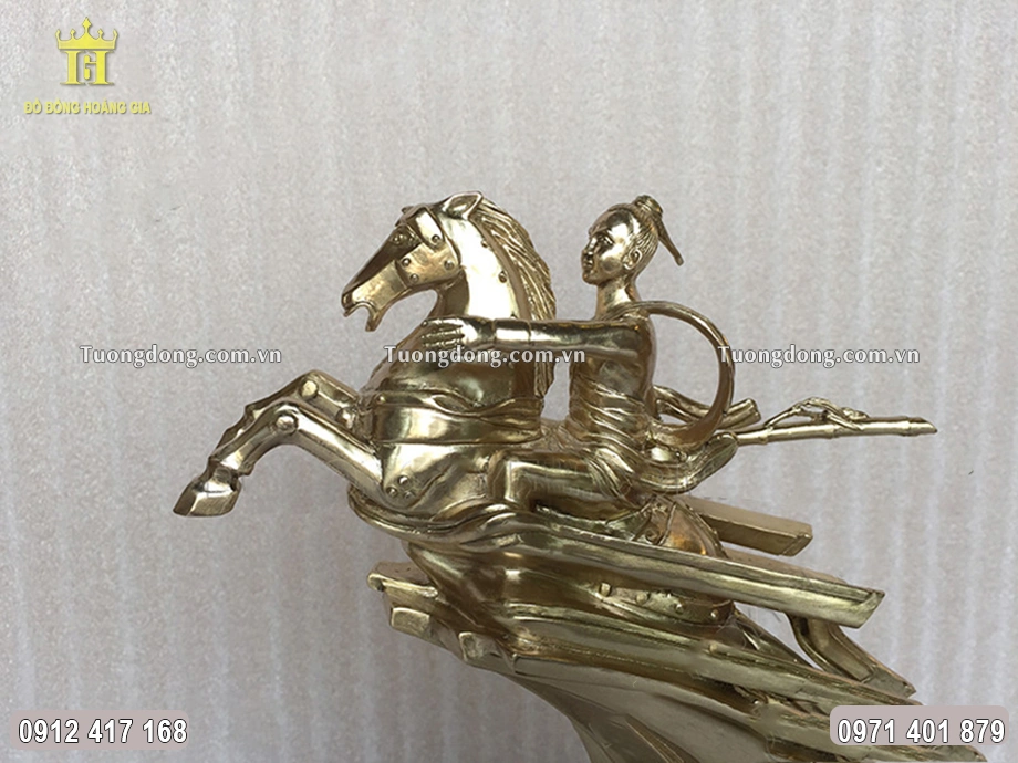 Tượng đúc mô phỏng hình ảnh Thánh Gióng cưỡi ngựa bay về trời